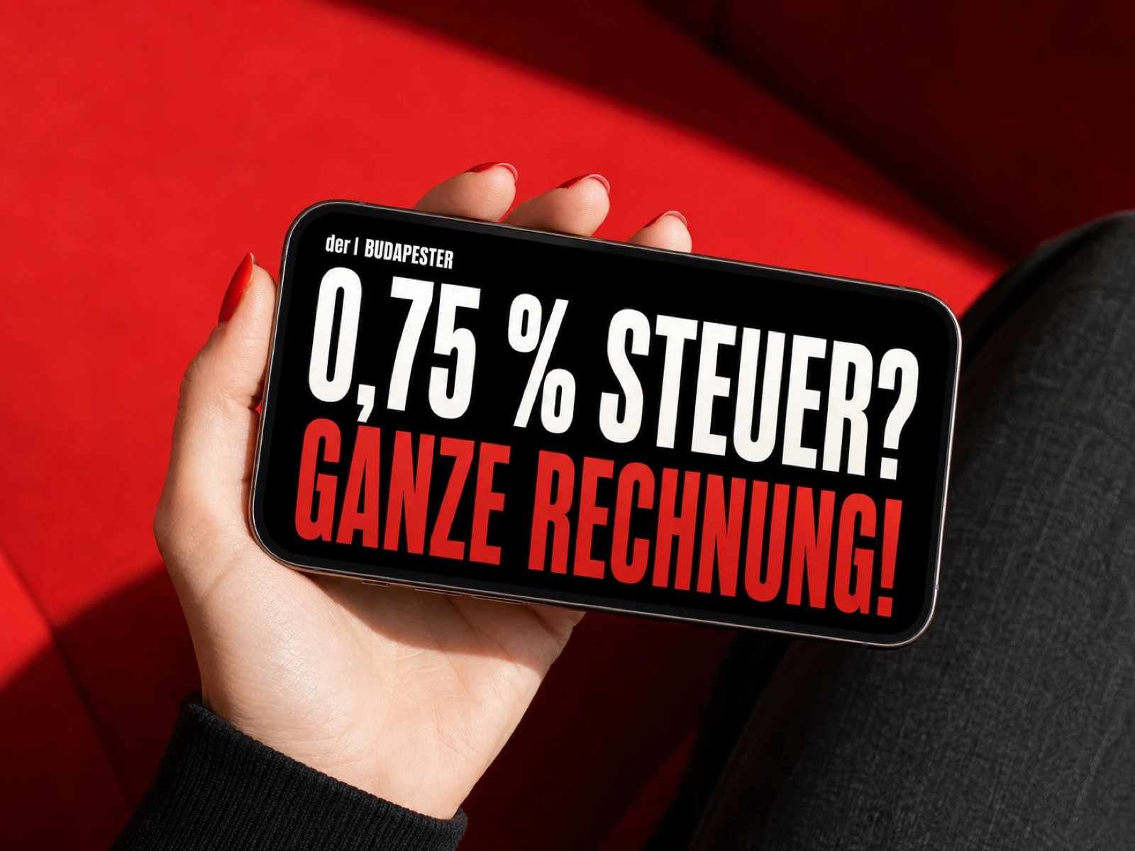 Hand hält ein iPhone mit der Frage 0,75 Prozent Steuer und dem Hinweis Ganze Rechnung