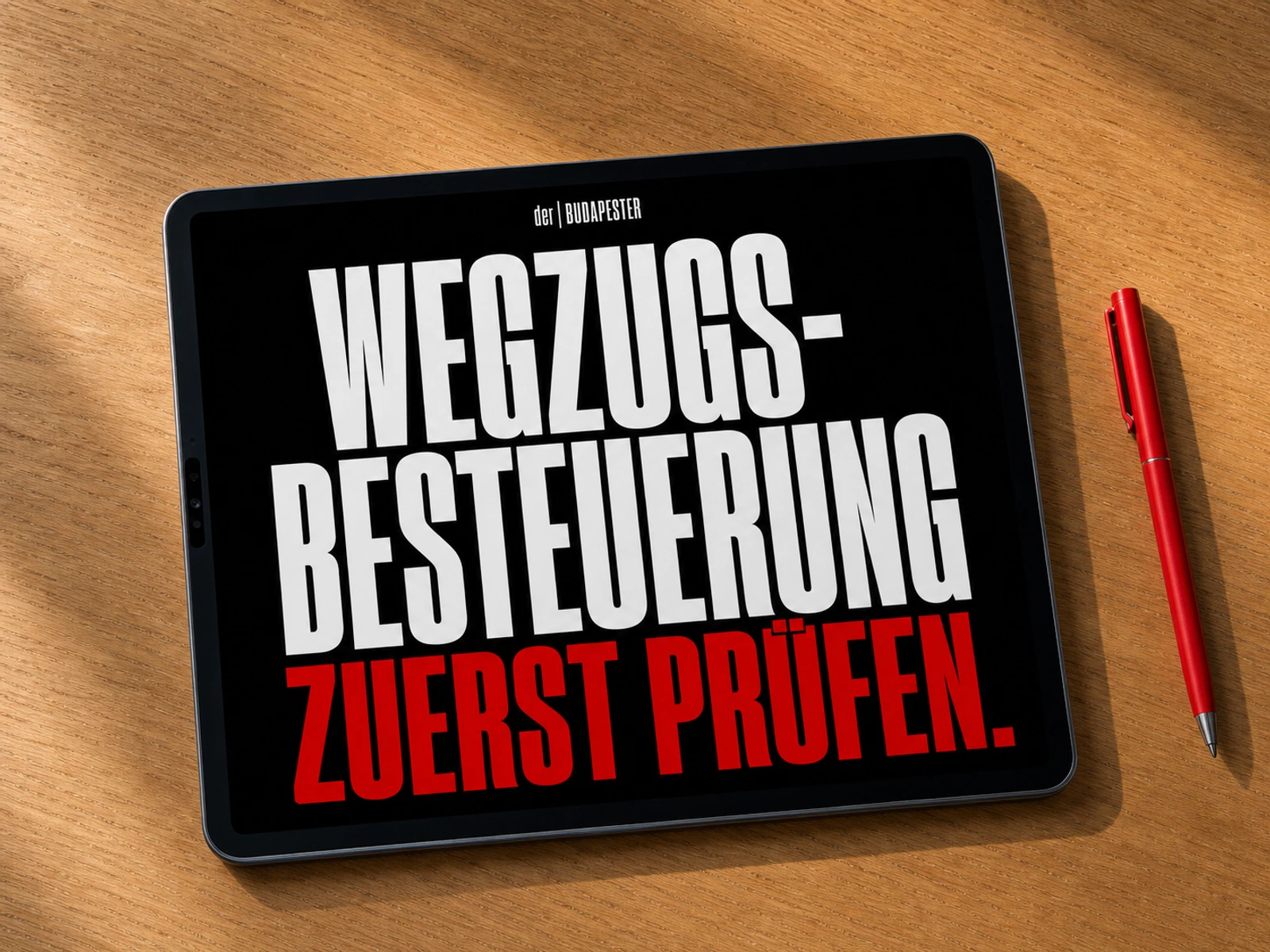 Schwarzes Tablet auf Holztisch mit dem Text Wegzugsbesteuerung zuerst prüfen.