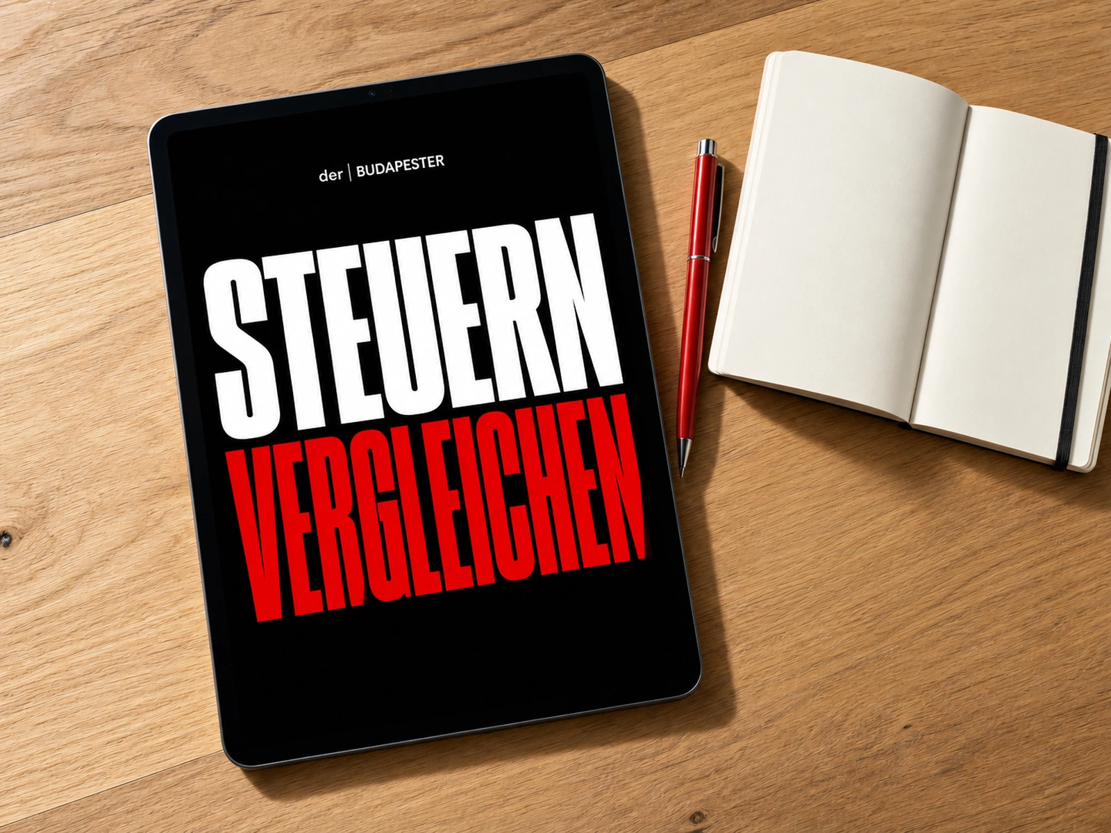 Tablet auf einem Holztisch neben rotem Stift und offenem Notizbuch. Auf dem Display stehen der | BUDAPESTER und STEUERN VERGLEICHEN.